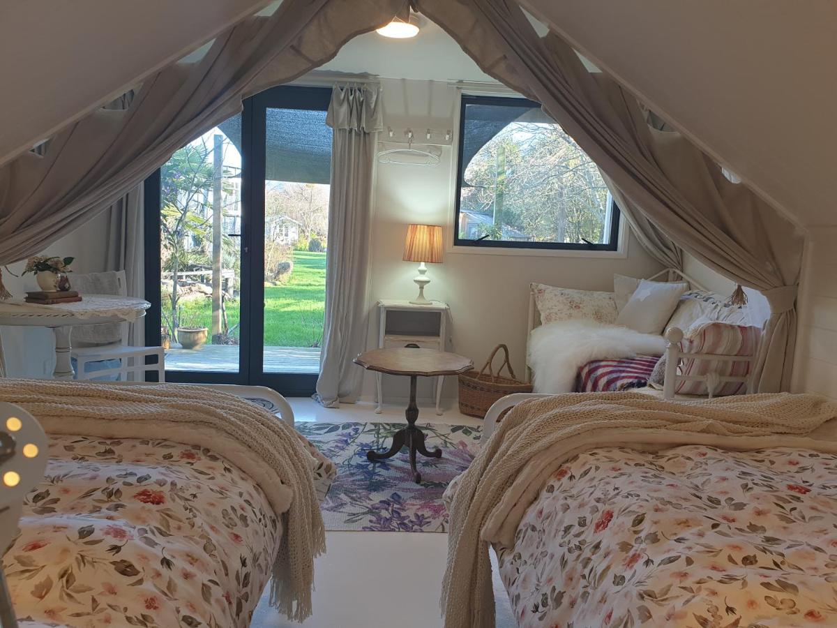 Cabins On Tudor Bed & Breakfast 모투에카 외부 사진